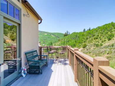 Walk to LIft Ski Condo with Four Bedrooms & Sleeps 8 Guest